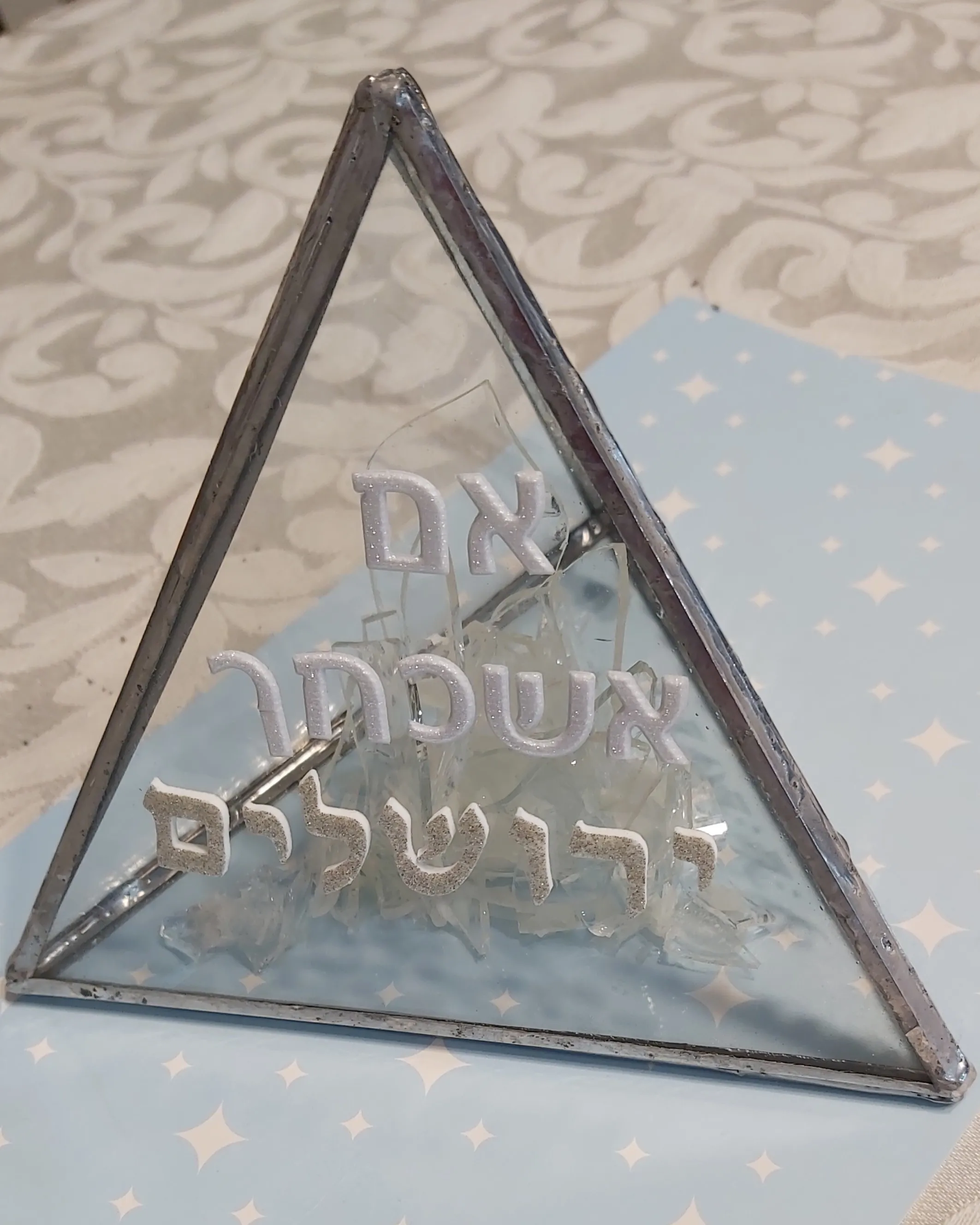 מזכרת ויטראז' בצורת פירמידה משברי כוס החתונה