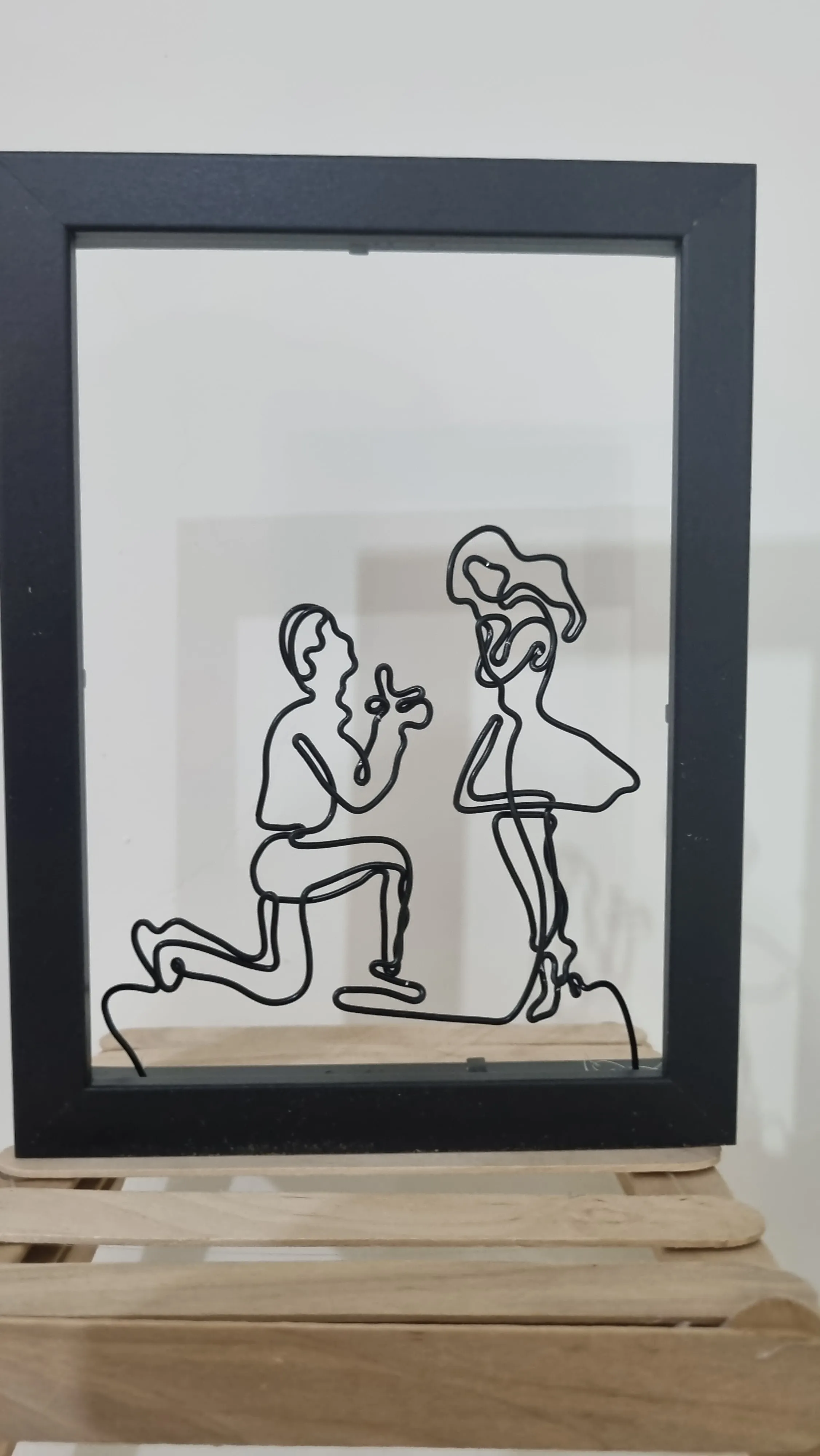 עבודת חוט ברזל בצורת הצעת נישואין במסגרת